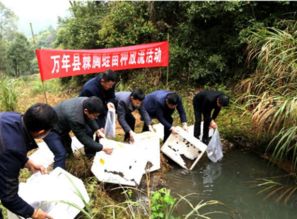 上饶万年相关部门在神农湖景区放特种蛙苗种